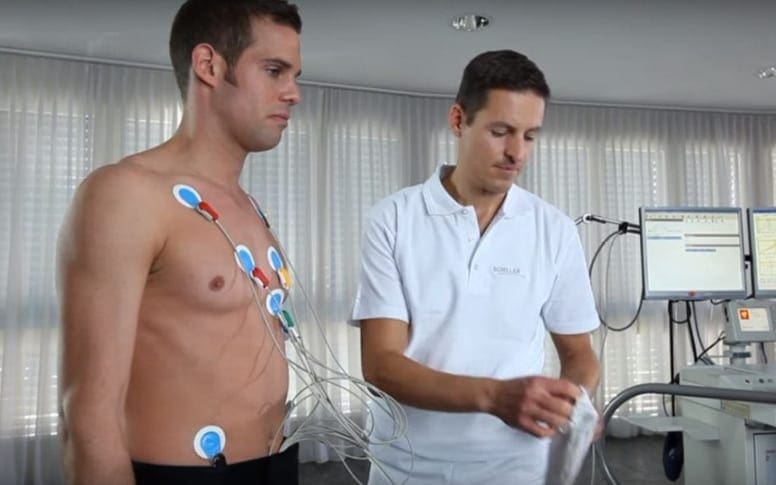 Pose des électrodes pour un électrocardiogramme de repos